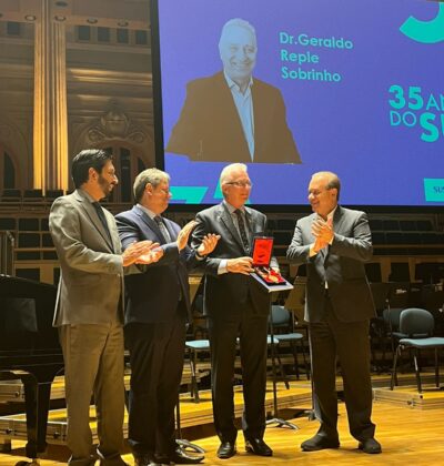 Presidente do COSEMS/SP, Geraldo Reple, recebe a Medalha de Honra e Mérito da Gestão Pública em Saúde
